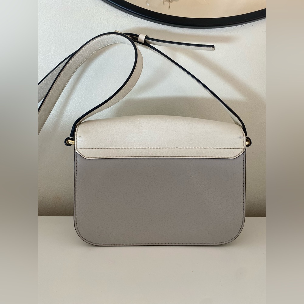 Kate Spade Spacious Crossbody Bag 🩶🤍 - Picture 2 of 7